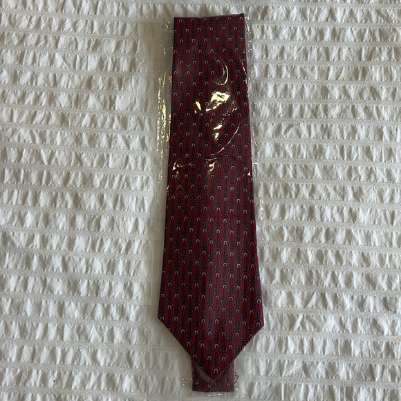 Vintage 100% silk red, blue and white pattern tie - Picture 6 of 6